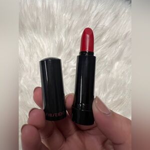 Shiseido ModernMatte Powder Lipstick Exotic
Red Travel Size